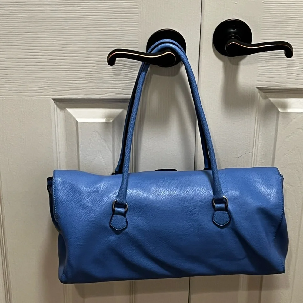 Ice blue faux leather purse with oversized press lock - Picture 3 of 10